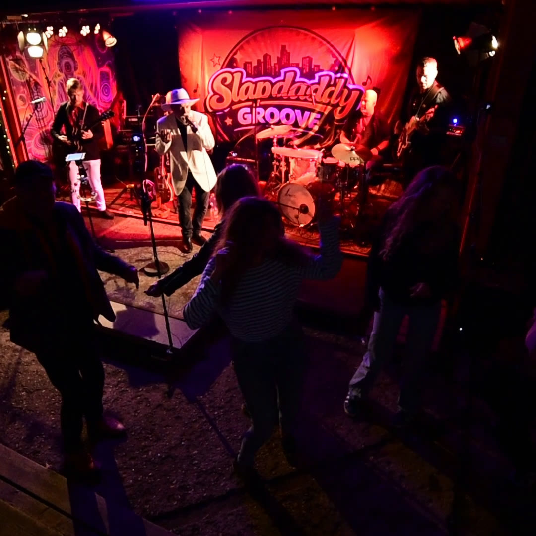 Slapdaddy Groove på scenen med dansende publikum foran